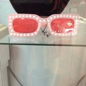 I an selling a pink pair of glasses